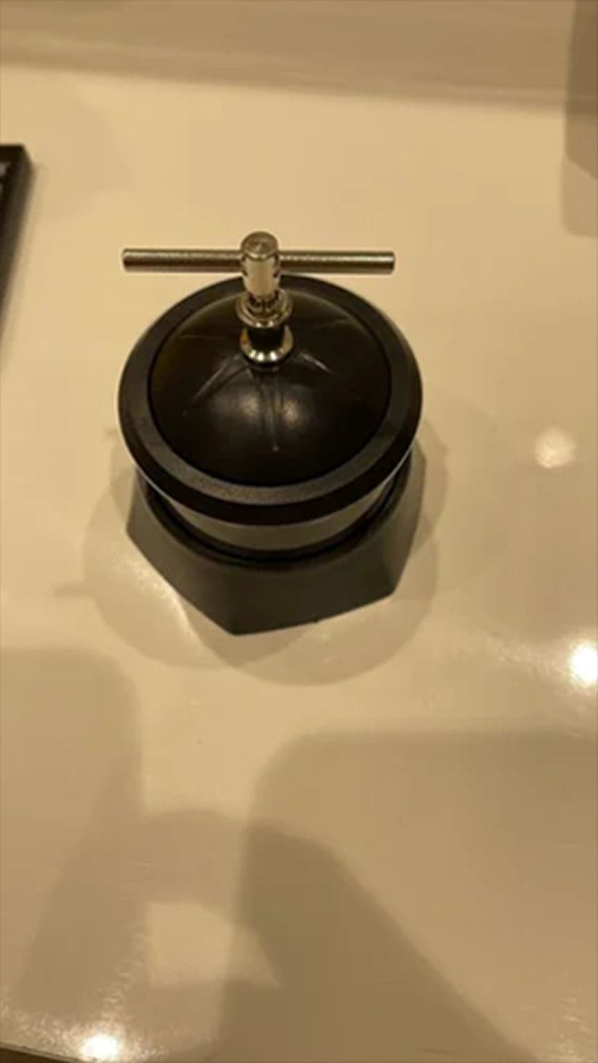 Detacher 12K504 installed at a store entrance