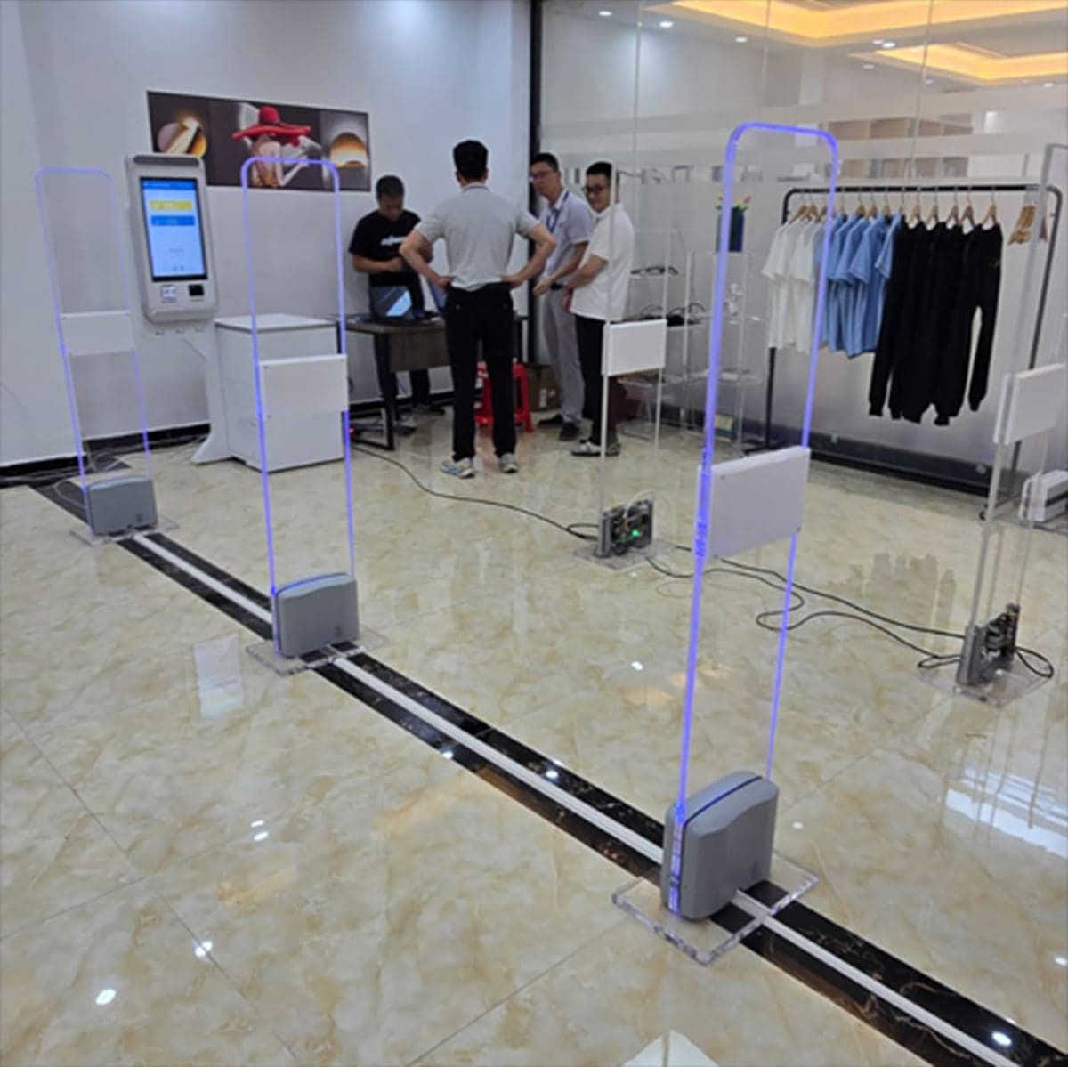 Checkpoint G20 AM + RFID Pedestal installed at a store entrance